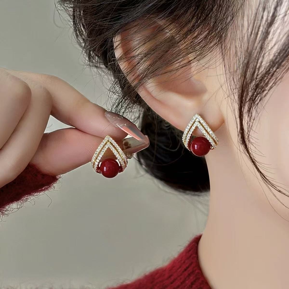 Pearl Stud Earrings - Brincos de Pérola Vermelha Vinho em