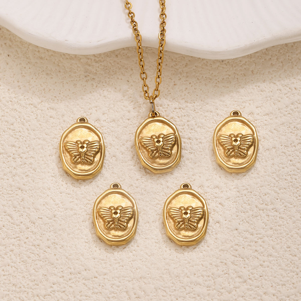 6 peças de pingentes ovais de  - Butterfly Pendant Necklace avaliação e preço